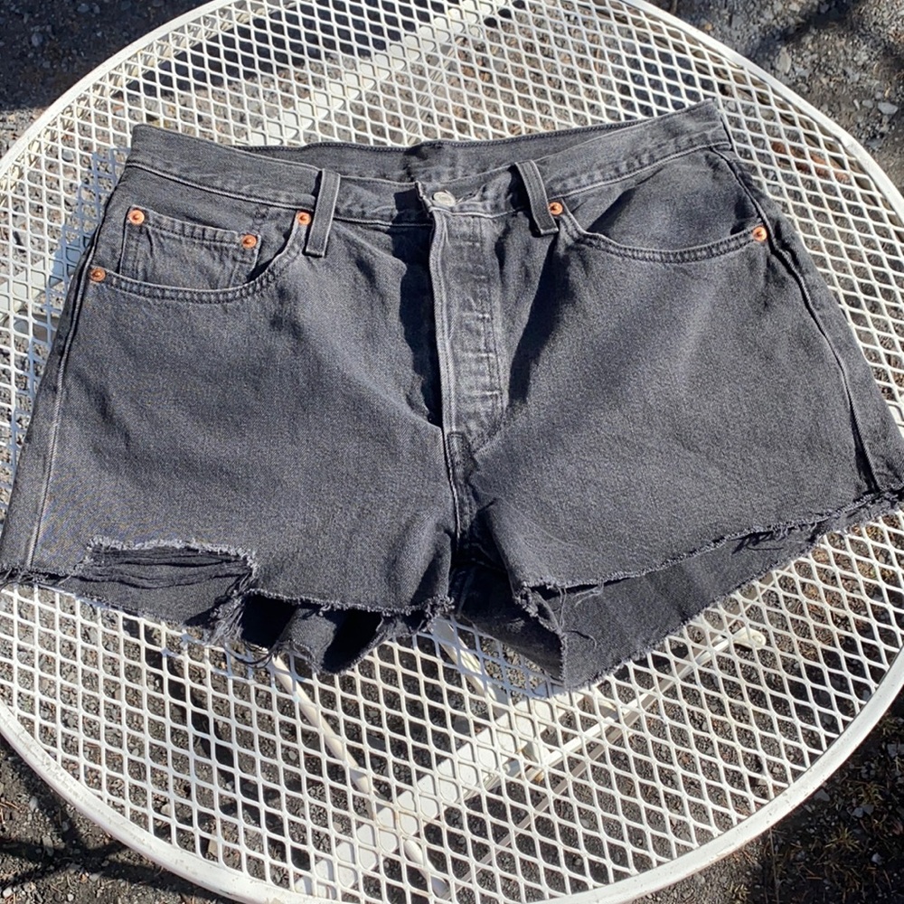 Levi’s 501 black cut off shorts W32